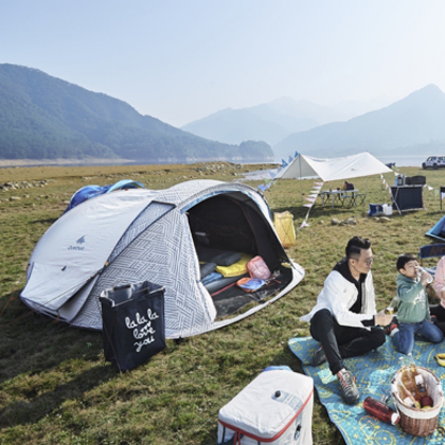 Experience the Great Outdoors with Our Automatic Outdoor Camping Tent